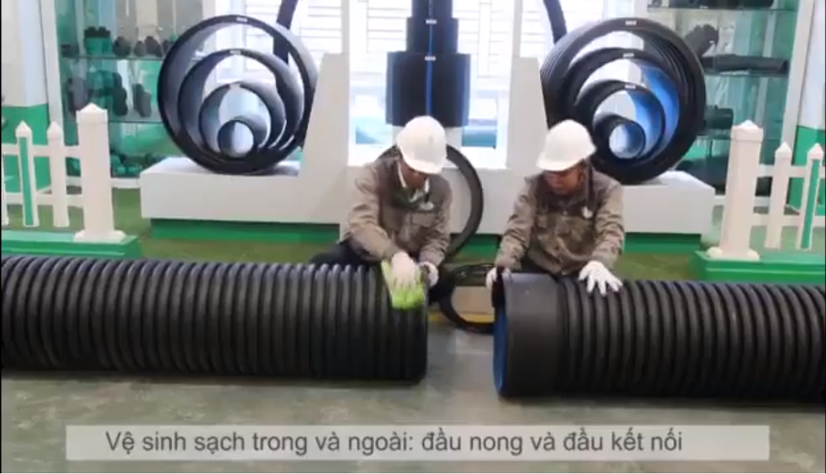 Vệ sinh sạch sẽ bên trong và bên ngoài khu vực đầu nong và đầu kết nối.