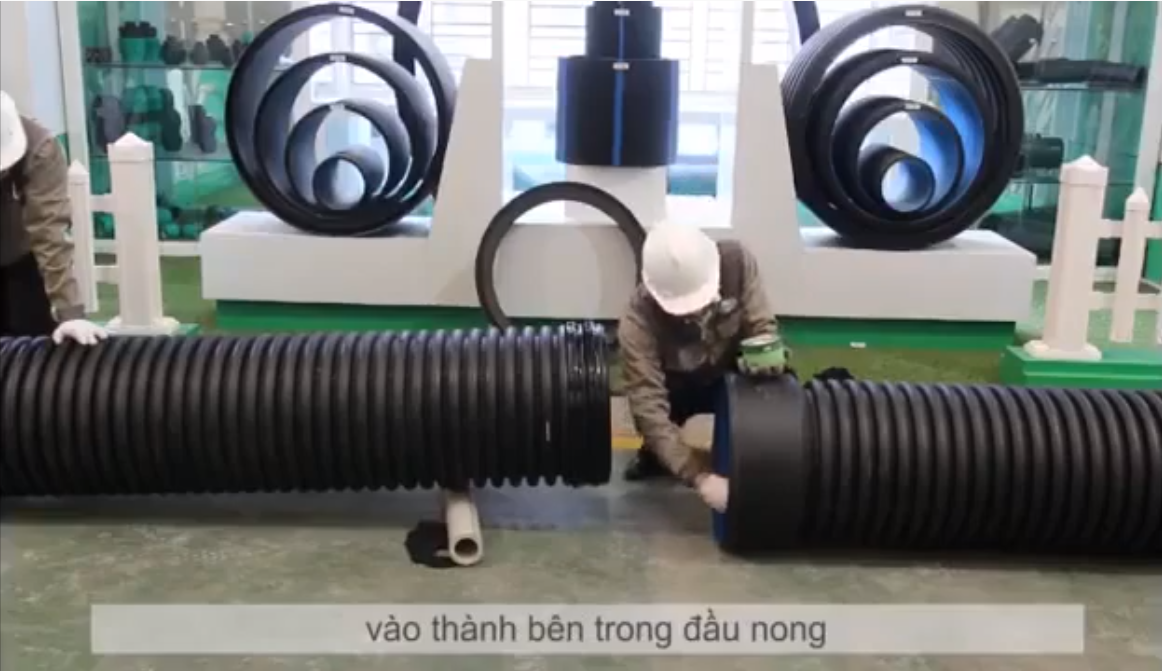 Quét mỡ bôi trơn vào thành bên trong của ống nong