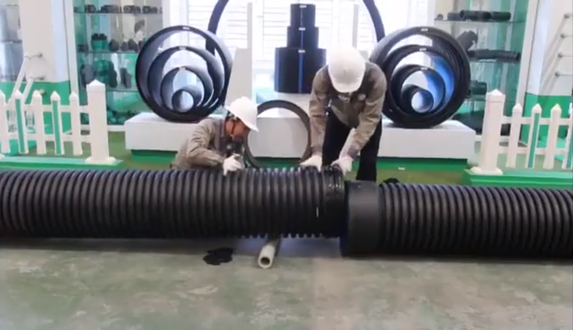 Quét mỡ bôi trơn phía trong đầu nong của ống nhựa Gân sóng HDPE 2 lớp