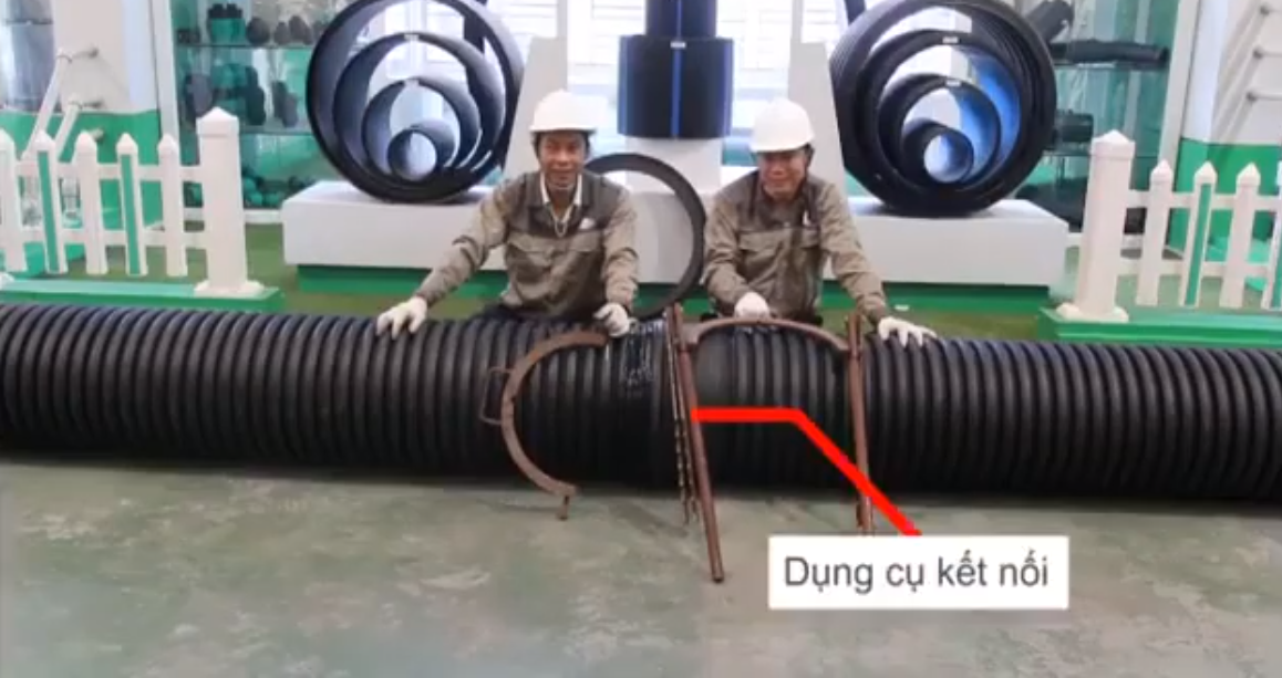 Tiến hành đưa đầu ống kết nối đến đầu nong của ống nhựa HDPE gân sóng 2 lớp