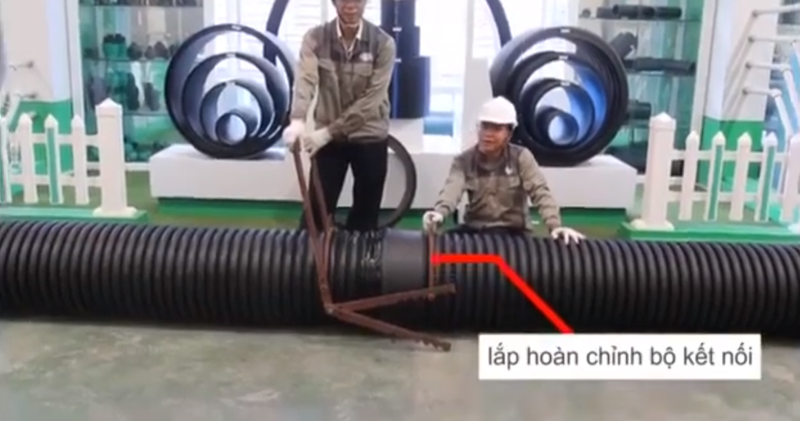 Lăp các dụng cụ kết nối vào đầu ống HDPE gân sóng 2 lớp