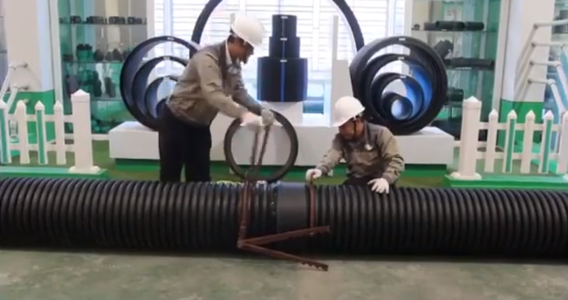 Tiến hành kết nối hai ống lại với nhau