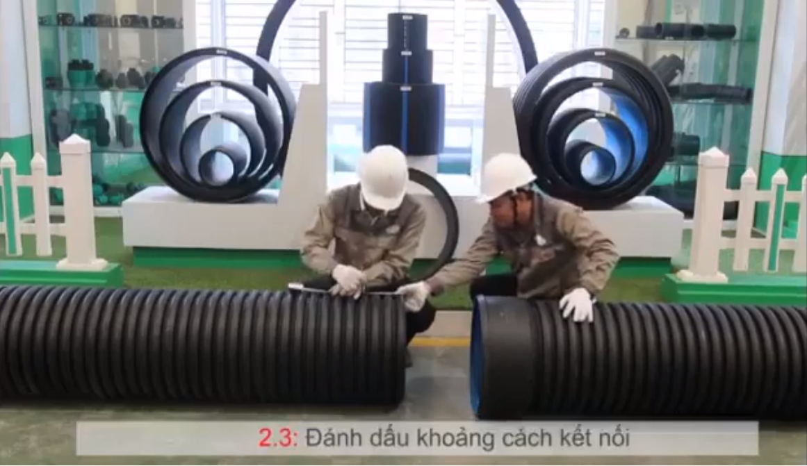 Dùng bút đánh dấu khoảng cách kết nối ống với đầu nong