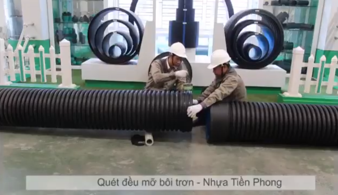 Quét đều mỡ bôi trơn tại lớp ngoài ống